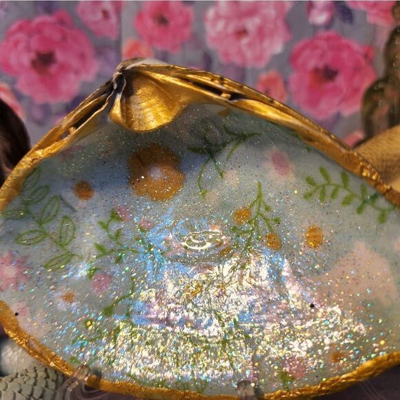 DECOUPAGE BUNNIES ON A CLAM SHELL - Picture 2 of 8